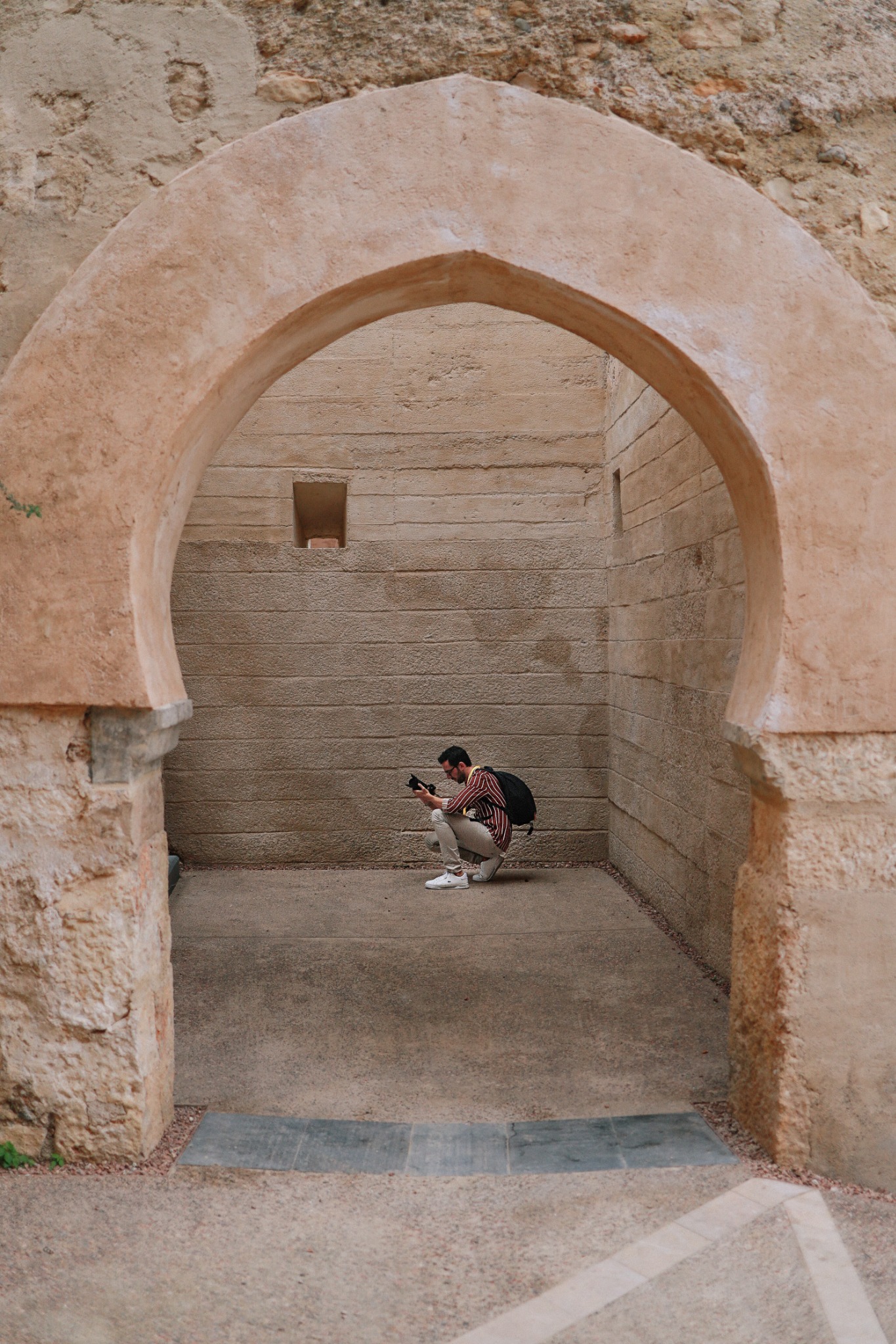 Jaume gravant arquitectura sota un arc de pedra