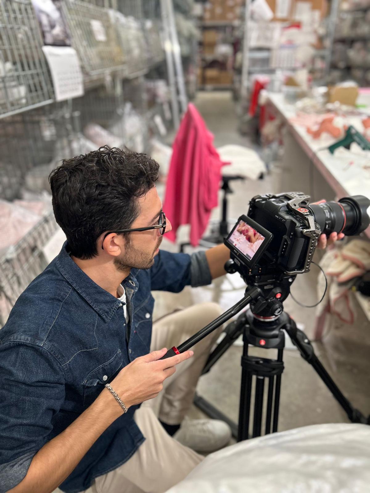 Jaume preparant una càmera en un mercat
