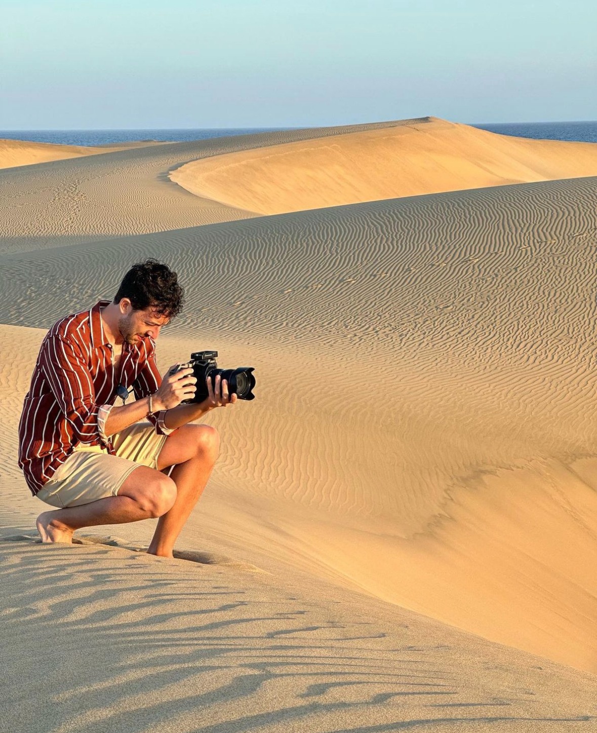 Jaume gravant en un paisatge de dunes